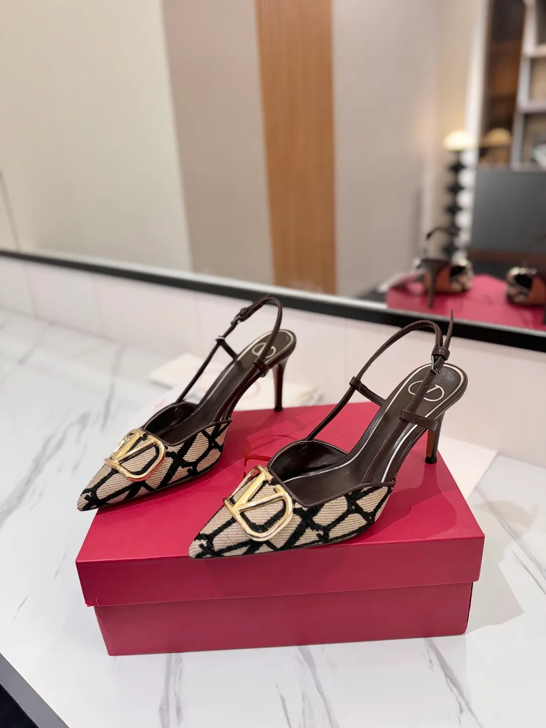 👟👟Ex-factory price 520👟👟 Valentino VALENTINO's latest Valentino GaravaniV logo slingback high heels, with VLogo Signature decoration - Platinum tone VLogoSignature decoration ♡Elegant style, creating a different feeling! ♡It is an indispensable shoe in your shoe cabinet! ♡Simple temperament style, the highest version on the market♡ ◆ Material: Woolen cloth material◆ ◆ Lining and feet: imported goatskin◆ ◆ Outsole: Italian genuine leather outsole ◆ ◆ Heel height: ❽𝙘𝙢 ◆ ♡ show bdetails ♡ ———————————— ◢size. |35-39 (34.40 41 42 customized)◣